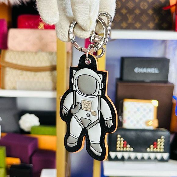 Louis Vuitton Satellite Spaceman Figurine Bag Charm and Key Holder Monogram Sate - Picture 7 of 9